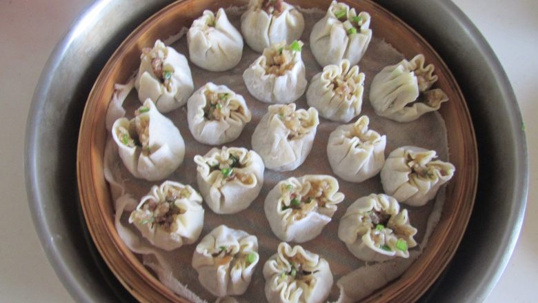 肉末香菇烧麦(饺子皮版),将烧麦整齐的摆放在竹屉上;