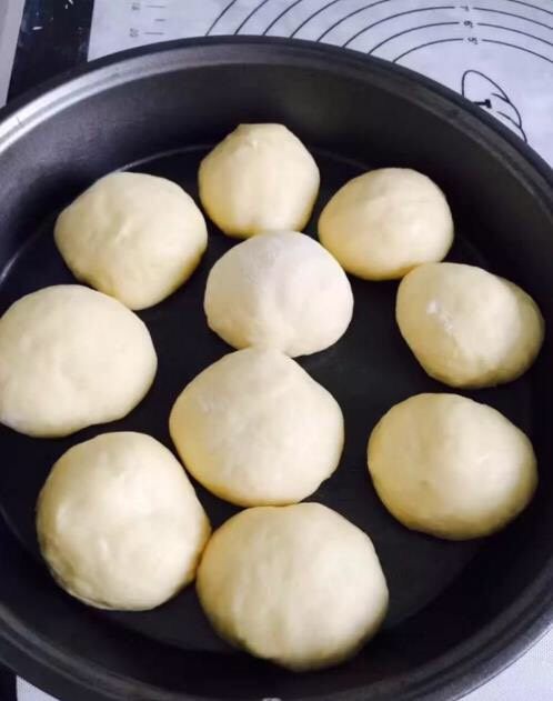 原味小餐包,取一个面团擀开再揉圆进行整形,依次放入烤盘中