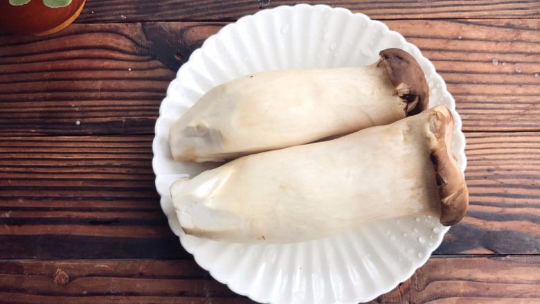 凉拌杏鲍菇 ,将杏鲍菇用清水冲洗干净，备用。
