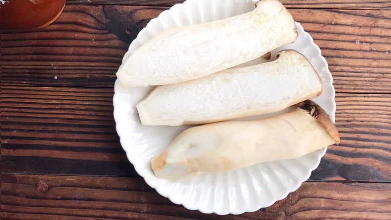 凉拌杏鲍菇 , 均匀切片。
