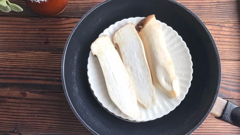 凉拌杏鲍菇 ,上锅蒸10分钟
