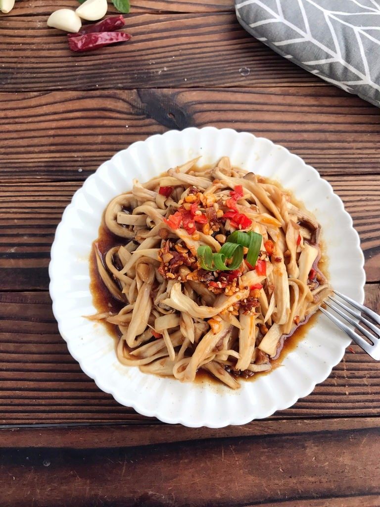 凉拌杏鲍菇 ,将爆香的酱汁淋在杏鲍菇上面,拌匀即可食用。
