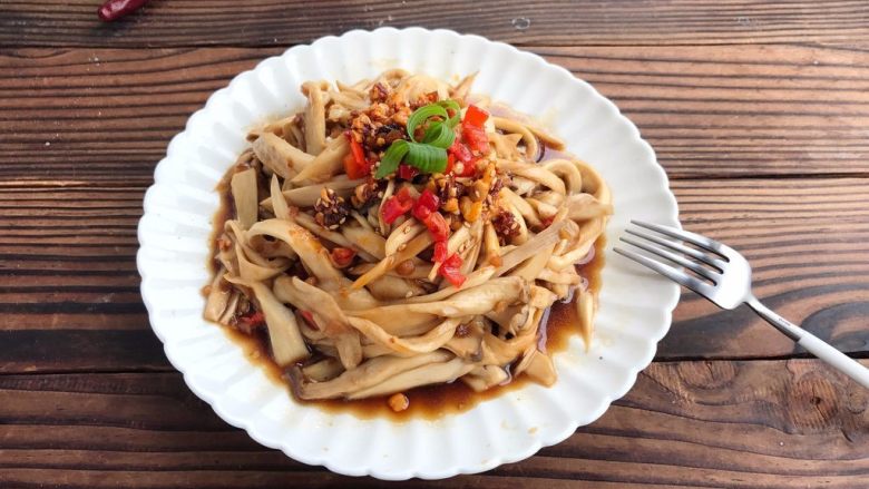 凉拌杏鲍菇 ,将爆香的酱汁淋在杏鲍菇上面,拌匀即可食用。
