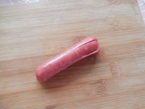 章鱼面包,准备<a style='color:red;display:inline-block;' href='/shicai/ 6913'>烤肠</a>,二分之一处切为十字刀。