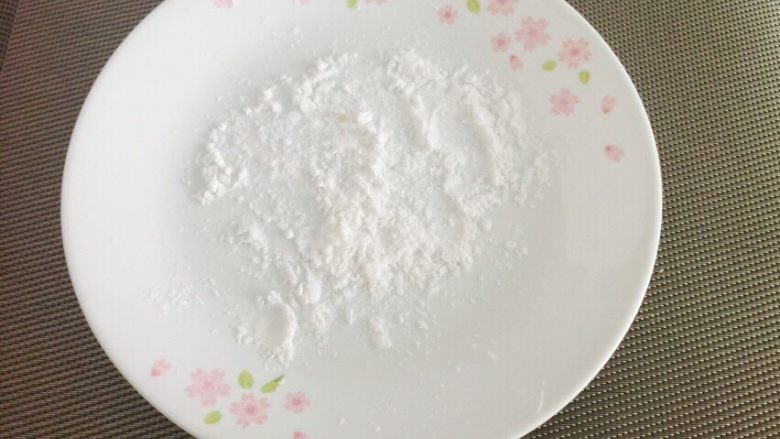 珍珠奶茶,取一盆，撒些木薯粉。