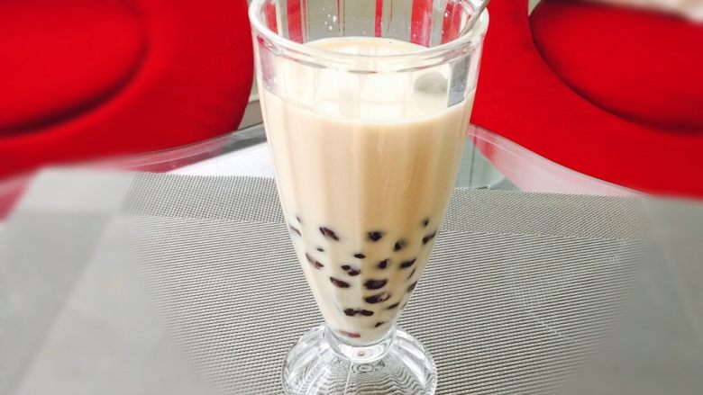 珍珠奶茶,牛奶稍凉一会儿，倒入杯子，倒入珍珠圆子。