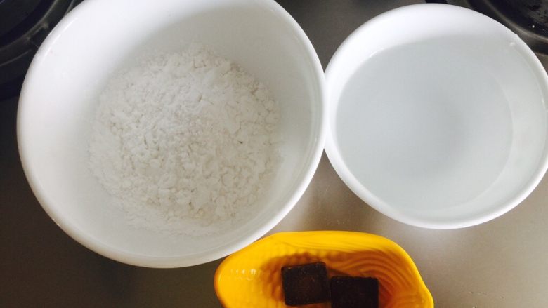 珍珠奶茶,准备好珍珠的食材，木薯粉，<a style='color:red;display:inline-block;' href='/shicai/ 156925'><a style='color:red;display:inline-block;' href='/shicai/ 156925'>水</a></a>，<a style='color:red;display:inline-block;' href='/shicai/ 882'>红糖</a>