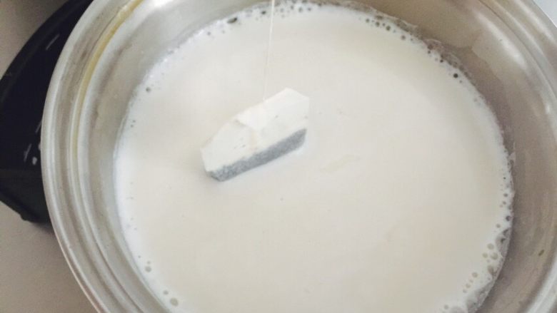 珍珠奶茶,取锅倒入适量牛奶，根据自己口味挤入适量炼乳，放入红茶包一起加热，待牛奶快沸腾时关火，红茶包浸泡5分钟左右取出。