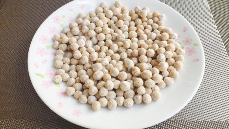 珍珠奶茶,将粉团搓成一个个黄豆大小的圆子，放在撒了木薯粉的盆中，滚一下，粘上木薯粉，防止粘住。