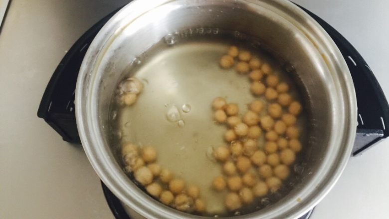 珍珠奶茶,准备一锅清水烧开，放入小圆子，（吃多少，放多少，多余的可以放冰箱冷冻）煮10分钟左右，煮熟的圆子会浮起，变成半透明。