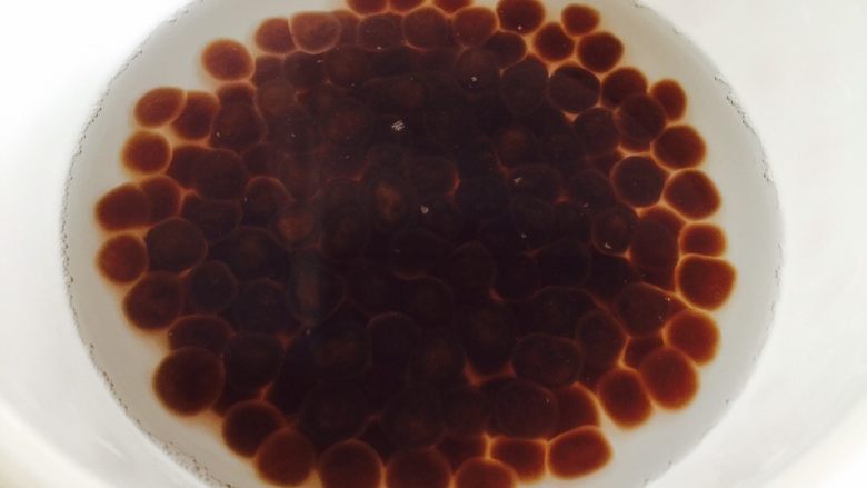 珍珠奶茶,捞出圆子，放冷水过凉3次，吃口才会Q弹。