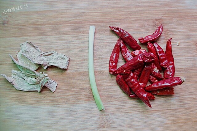 水煮毛豆,准备葱段,姜片,干辣椒