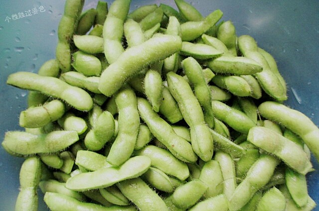 水煮毛豆,毛豆减去头和尾,为了更入味