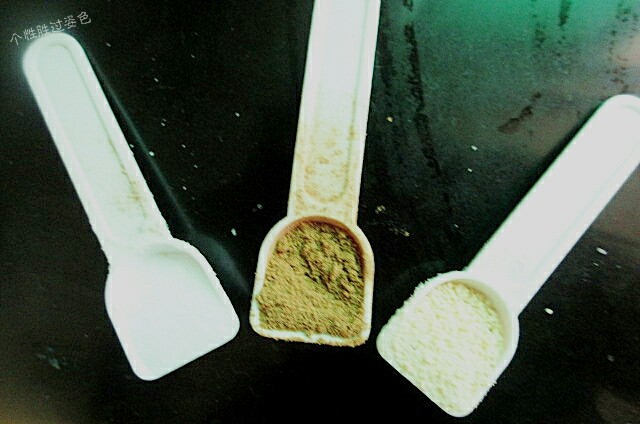 水煮毛豆,准备调料,一勺盐,一勺五香粉,一勺鸡精