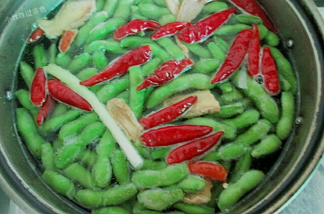 水煮毛豆,开盖煮5-10分钟,这样煮出来的毛豆,碧绿清脆,鲜中带甜