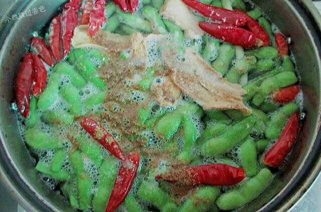 水煮毛豆,把调味料放入锅里,开盖煮八分钟