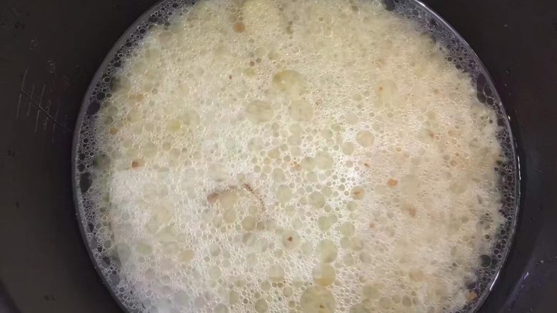 海南雞飯,倒入電飯煲中 加適量雞湯(上面煮雞的湯)按煮飯鍵煮熟即可
