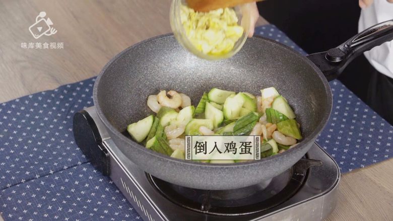 夏至吃什么?消暑养颜必推虾仁炒丝瓜,倒入鸡蛋