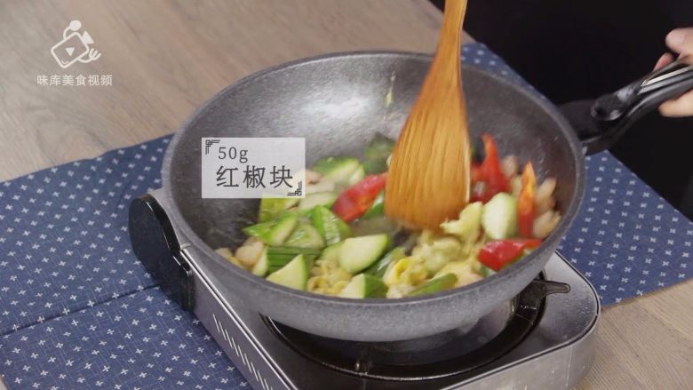 夏至吃什么?消暑养颜必推虾仁炒丝瓜, 加入50g红椒块