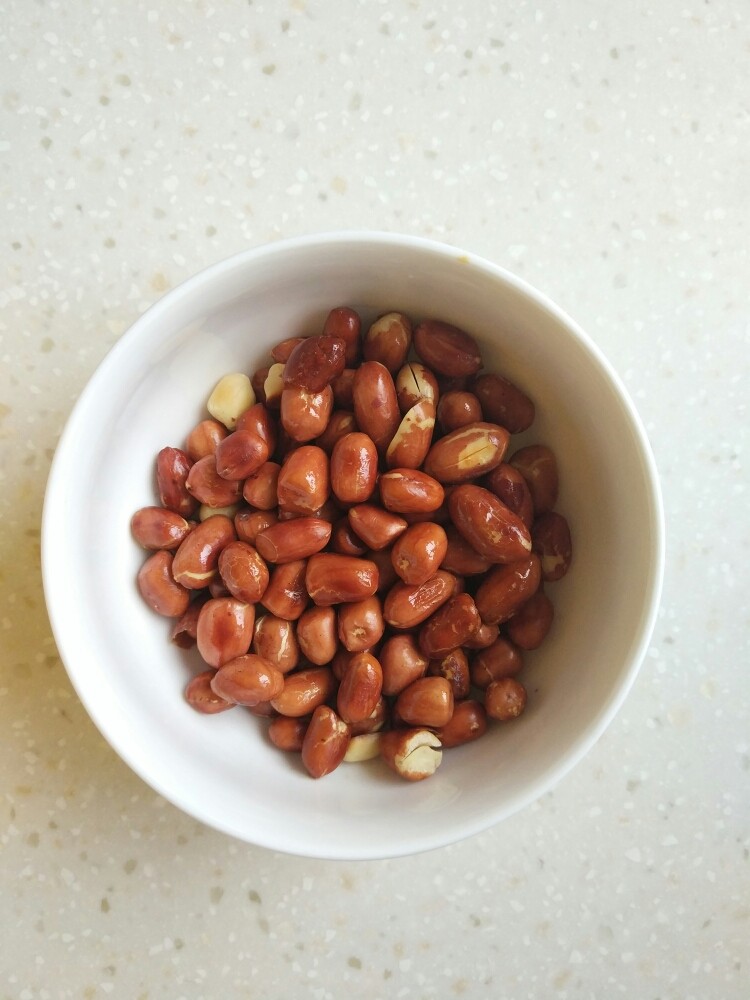 宫保鸡丁,<a style='color:red;display:inline-block;' href='/shicai/ 4262'>花生米</a>先用锅炒熟，时间充裕就待凉后把皮去掉