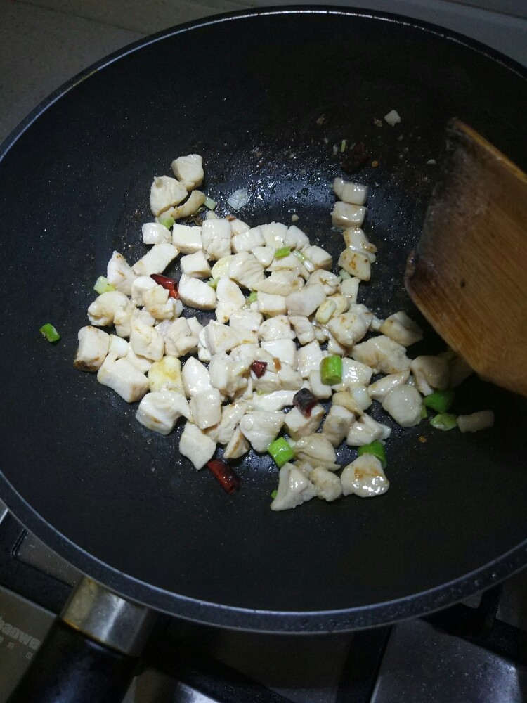 宫保鸡丁,加入鸡丁，翻炒