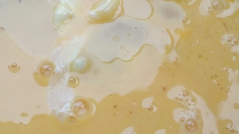 青椒炒鸡蛋,倒入打好的鸡蛋