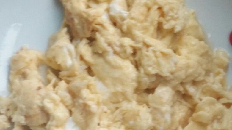 青椒炒鸡蛋,炒好放入盘中,