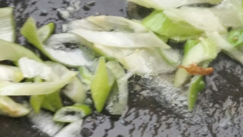 青椒炒鸡蛋,放入葱花炒香