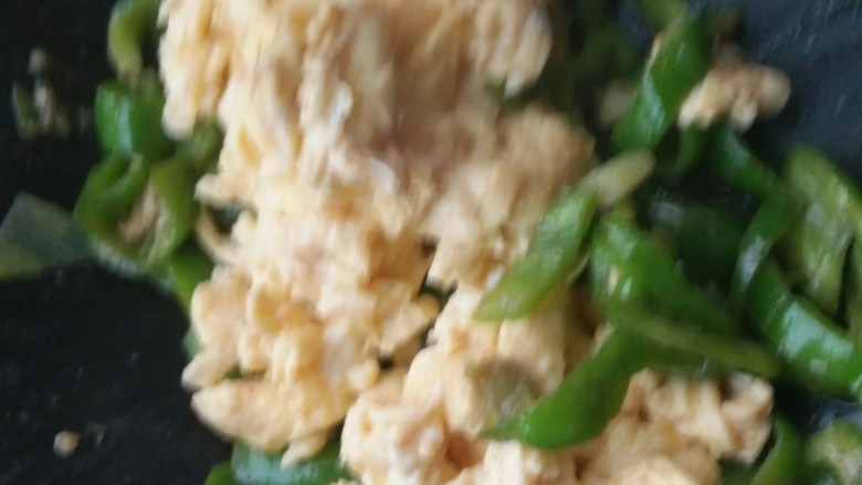 青椒炒鸡蛋,加入鸡蛋,翻炒好