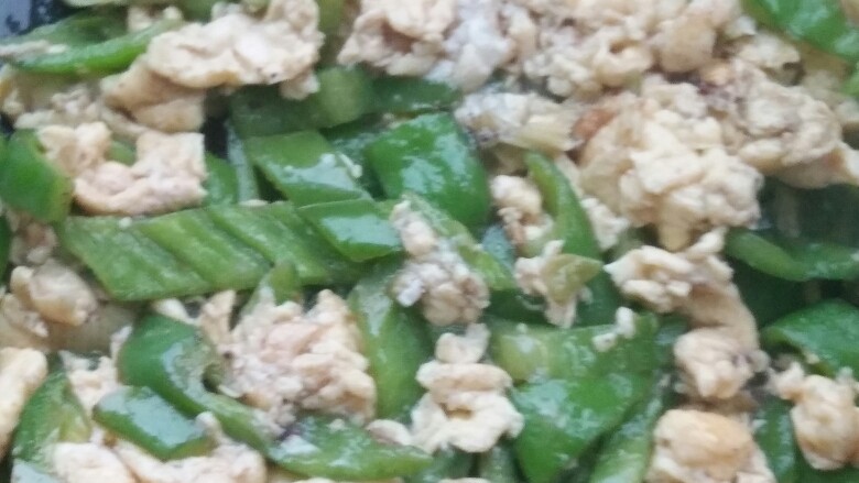 青椒炒鸡蛋,如果想吃鸡蛋老的,就把他压平,直到老一点在翻炒就可以出锅了
