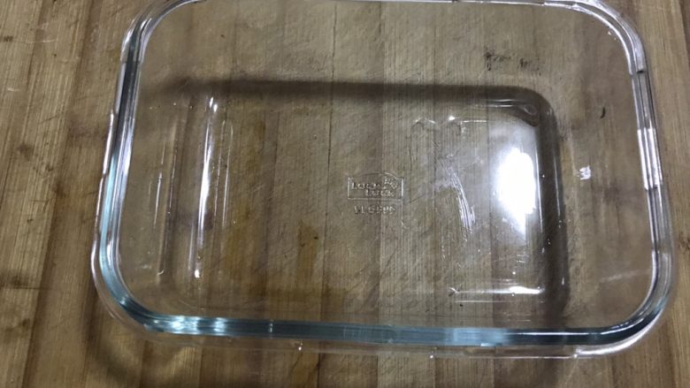 脆皮炸鲜奶,将方形容器内抹上油。