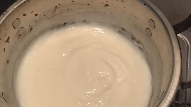 脆皮炸鲜奶,点火加热，小火一定要看住锅不停搅拌以免糊锅。直到成浆。