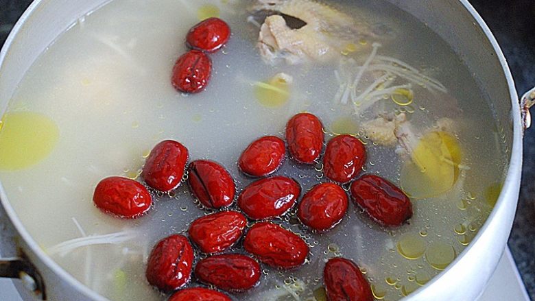 红枣母鸡汤,放入小<a style='color:red;display:inline-block;' href='/shicai/ 2470'>红枣</a>,煮十分钟即可