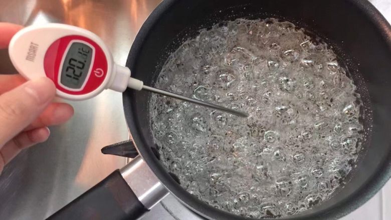 玫瑰花玻璃罩蛋糕,制作玻璃罩:將砂糖、水、水飴倒入鍋中 中小火煮至120度 關火