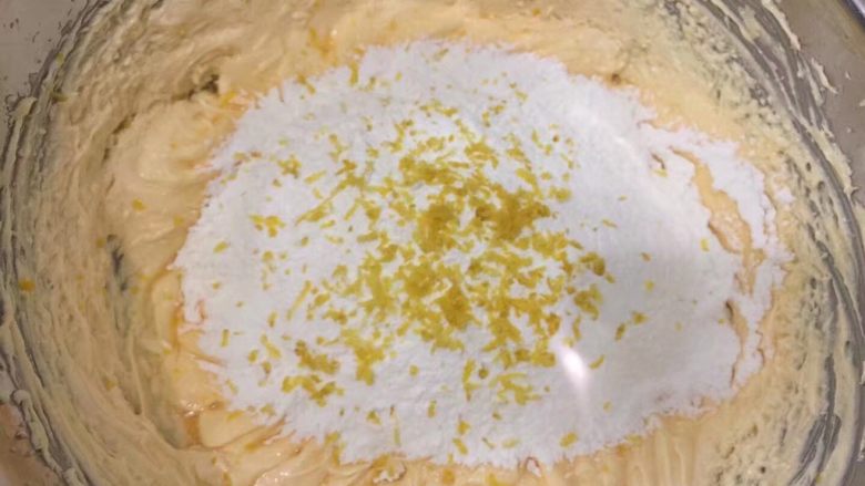 玫瑰花玻璃罩蛋糕,篩入低筋麵粉 加檸檬皮屑、鹽