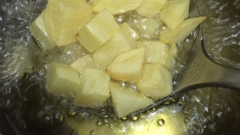 墨鱼仔烧土豆,奶锅注油烧热,把切好的土豆放入油中炸至金黄色,捞出备用