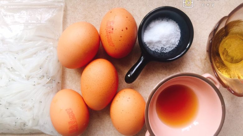 小盆友爱吃的银鱼炒蛋,准备食材:
盐分两次使用,每次使用一半。
纯净水可加可不加,加的话蛋比较嫩。