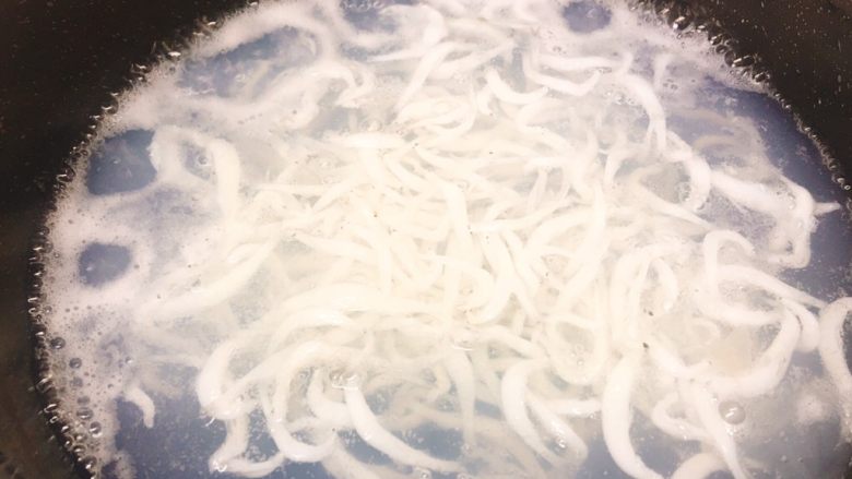 小盆友爱吃的银鱼炒蛋,倒入银鱼,焯水烫熟,银鱼颜色发白。