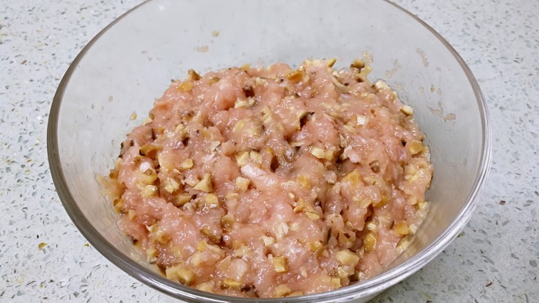 香菇肉滑蒲瓜汤,用手抓匀,搅拌至略略起胶。