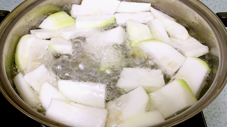 香菇肉滑蒲瓜汤,锅里倒入6大碗清水,放几片姜片煮开,倒入蒲瓜,大火煮5分钟。