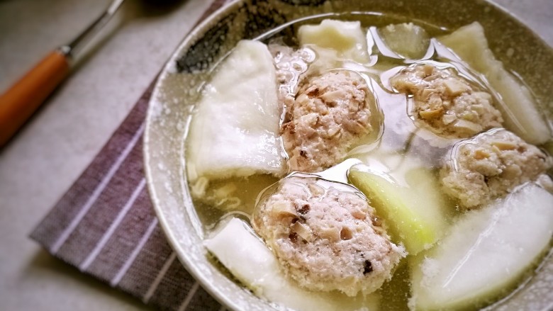 香菇肉滑蒲瓜汤,起锅前加适量盐调味,完成。