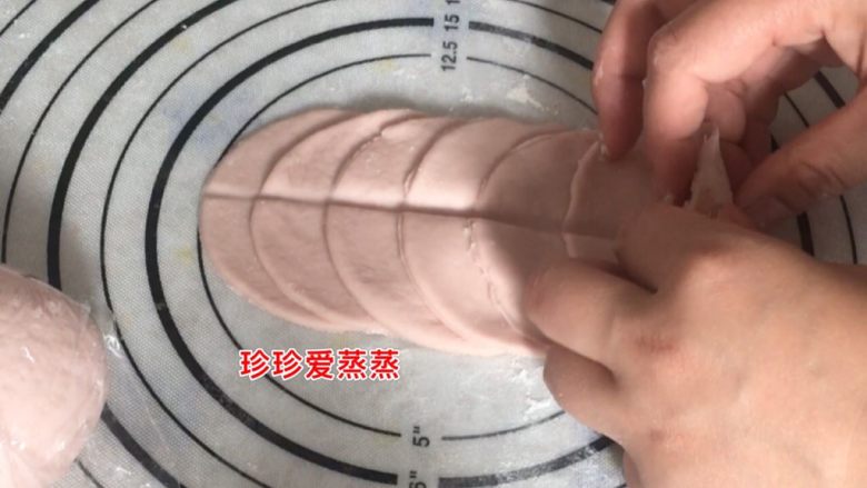 粉色玫瑰花馒头,把揉好的锥形,放在起始位置,紧贴慢慢卷起来
