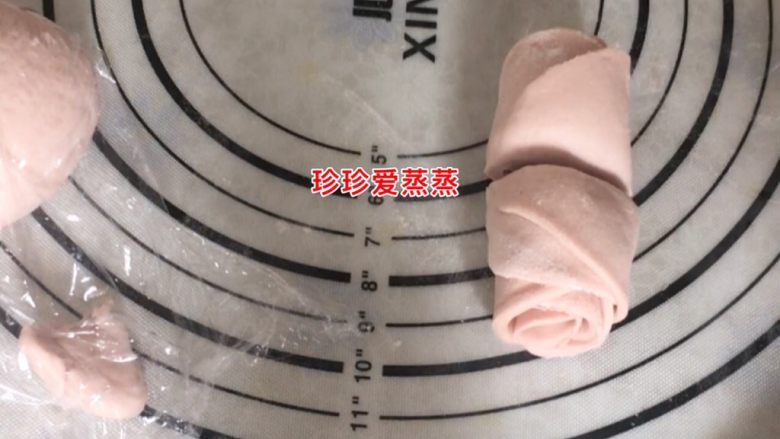 粉色玫瑰花馒头,用刀,从中间一切为二