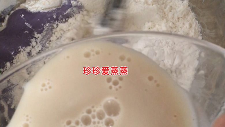 粉色玫瑰花馒头,将紫薯泥加入<a style='color:red;display:inline-block;' href='/shicai/ 519'>面粉</a>中,缓缓倒入酵母水,搅拌成絮状,揉成光滑面团