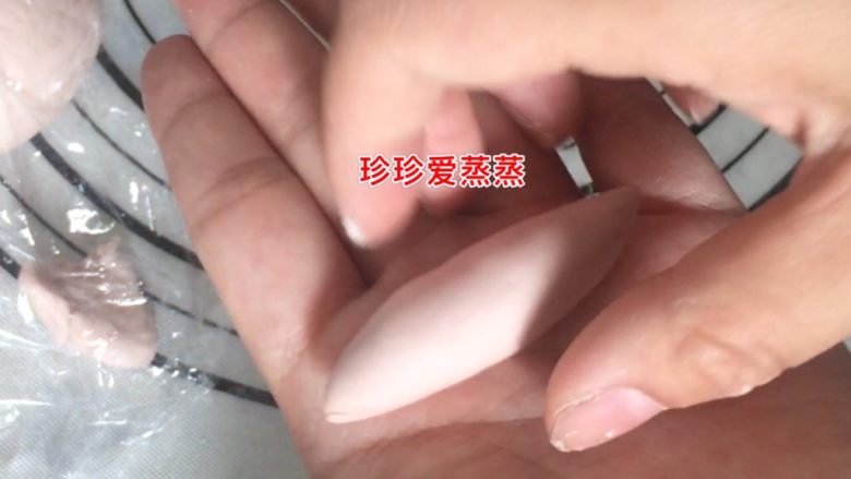 粉色玫瑰花馒头,一个面团按压6个圆片后剩下一点边角料,取适量揉成锥形