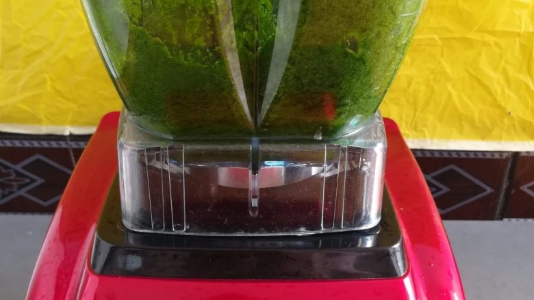 低糖菠菜戚风,加15克的水,用破壁机二档打成菠菜泥