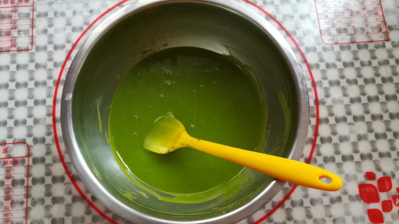低糖菠菜戚风,蛋黄糊搅拌好,放一边备用