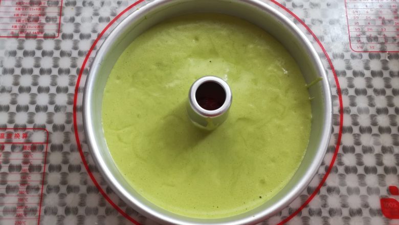 低糖菠菜戚风, 蛋糕糊倒入模具里轻震2下模具,表面的气泡用牙签划一下