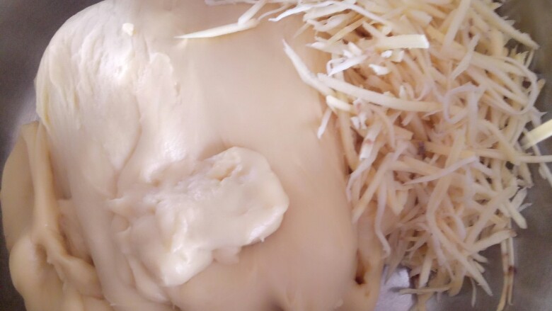 红薯奶香面包,红薯去皮擦丝，均匀的揉进面团里面