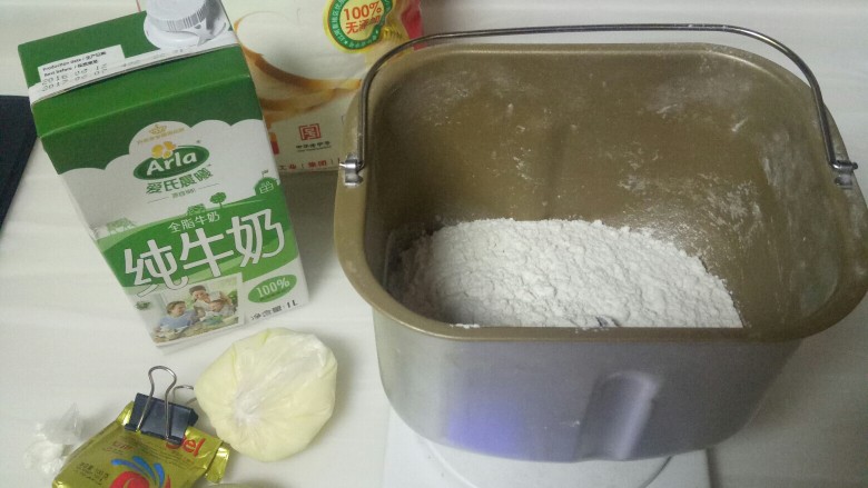 红薯奶香面包,所以材料（除了<a style='color:red;display:inline-block;' href='/shicai/ 887'>黄油</a>和<a style='color:red;display:inline-block;' href='/shicai/ 731'>酵母</a>）放入面包机内，imix键两次，后来多加了<a style='color:red;display:inline-block;' href='/shicai/ 9'>鸡蛋</a>，牛奶就没有用。